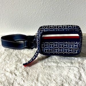 Tommy Hilfiger waist bag with 2 zipper pockets.